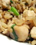 Жареный рис с курицей и кинзой