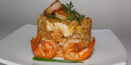 Жареный рис с курицей и креветками по-тайски