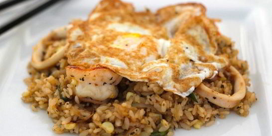 Жареный рис с морепродуктами по-тайски