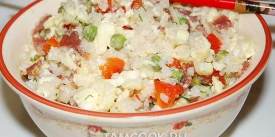 Жареный рис с яйцом, мясом и овощами по-китайски