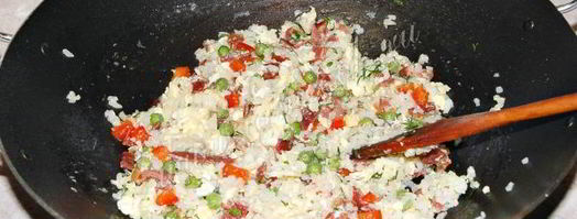 жареный рис с яйцом, мясом и овощами по-китайски. Шаг 15