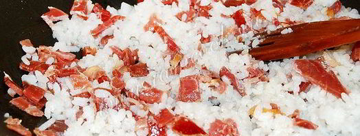 жареный рис с яйцом, мясом и овощами по-китайски. Шаг 6