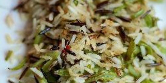 Жареный рис со стручковой фасолью и мятой