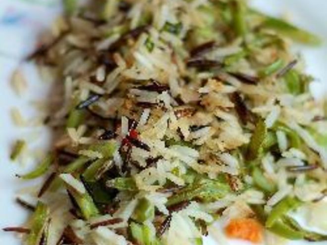 Рецепт жареного риса со стручковой фасолью и мятой