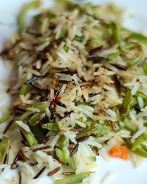 Жареный рис со стручковой фасолью и мятой