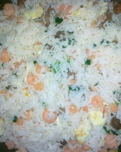 Жареный рис со свининой и креветками