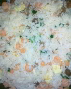 Жареный рис со свининой и креветками