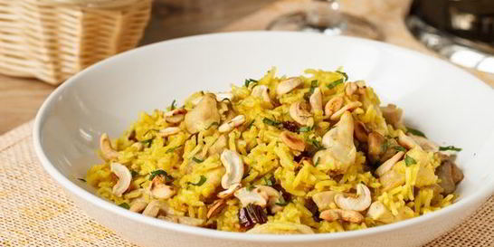 Желтый рис с курицей и жареными кешью