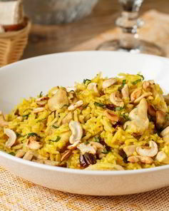 Желтый рис с курицей и жареными кешью