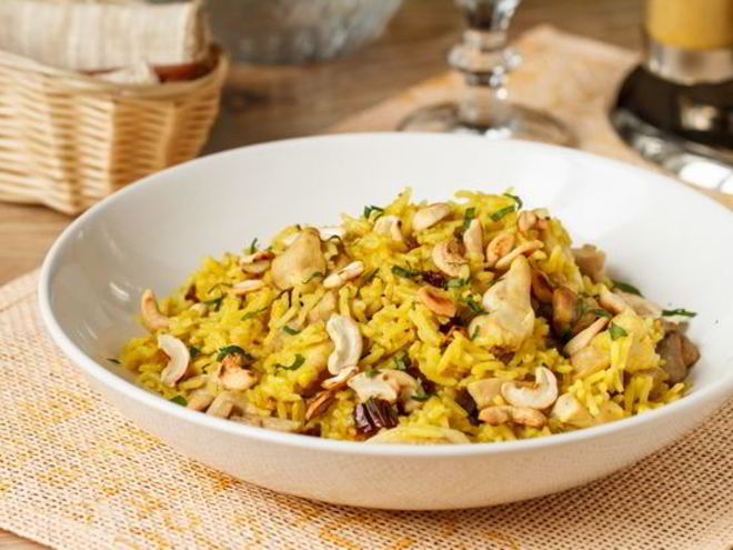 Рецепт желтого риса с курицей и жареными кешью