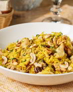 Желтый рис с курицей и жареными кешью