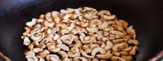 желтый рис с курицей и жареными кешью. Шаг 12