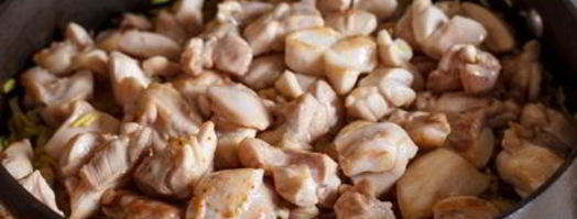 желтый рис с курицей и жареными кешью. Шаг 15