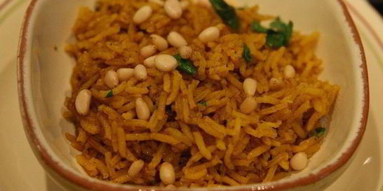 Золотистый рис с кинзой и кедровыми орешками