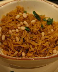 Золотистый рис с кинзой и кедровыми орешками