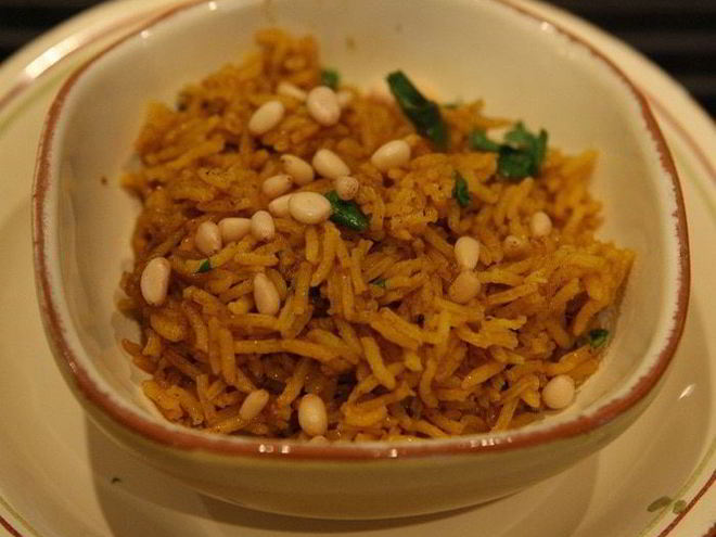 Рецепт золотистого риса с кинзой и кедровыми орешками