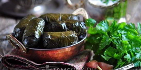 Долма из маринованных виноградных листьев