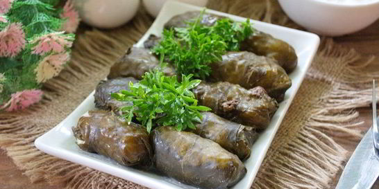 Долма в виноградных листьях