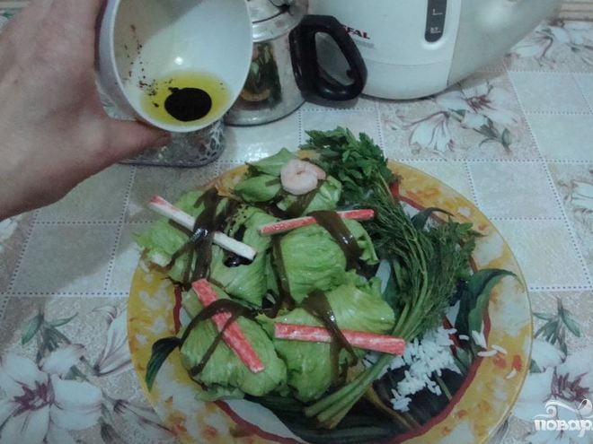 Рецепт голубцов с креветками в листьях салата и морской капусте