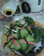 Голубцы с креветками в листьях салата и морской капусте