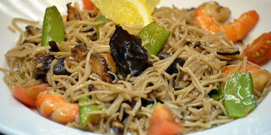 Гречневая лапша с грибами и королевскими креветками