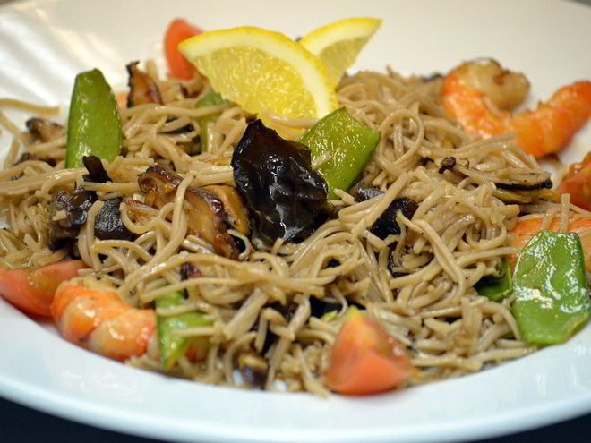 Рецепт гречневой лапши с грибами и королевскими креветками