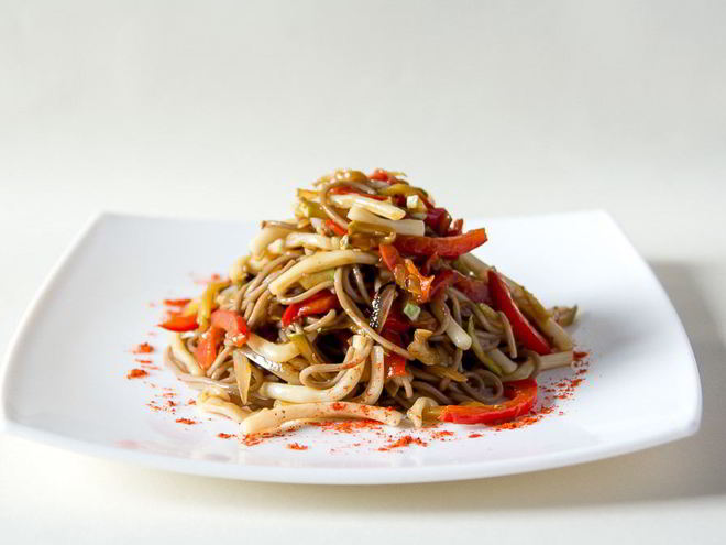 Рецепт гречневой лапши с кальмарами