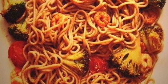 Гречневая лапша с креветками, брокколи и помидорами черри