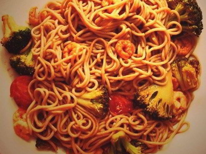 Рецепт гречневой лапши с креветками, брокколи и помидорами черри