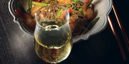 Гречневая лапша с креветками и зеленой спаржей