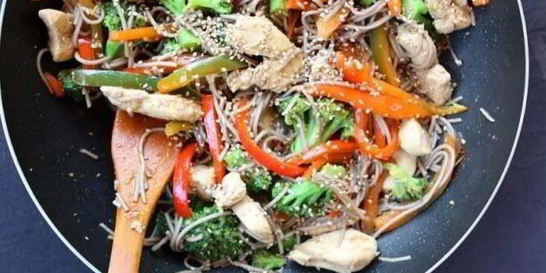 Гречневая лапша с курицей и овощами