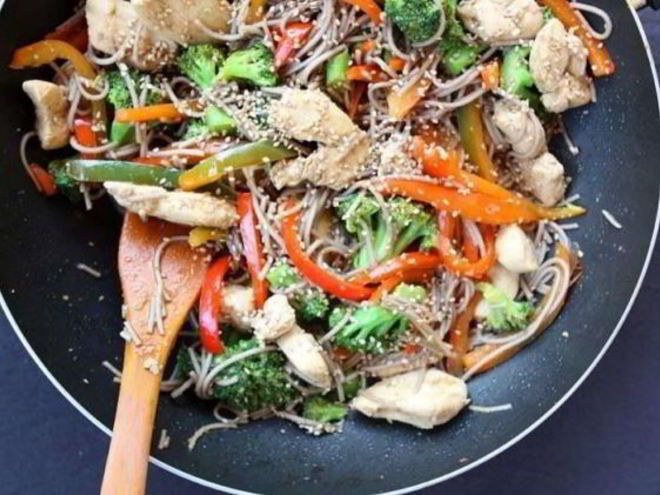 Рецепт гречневой лапши с курицей и овощами