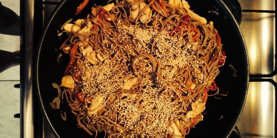 Гречневая лапша с курицей, овощами и кунжутом