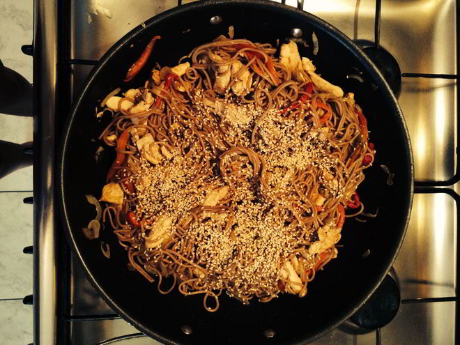 Рецепт гречневой лапши с курицей, овощами и кунжутом