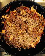 Гречневая лапша с курицей, овощами и кунжутом