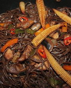 Гречневая лапша с курицей-терияки