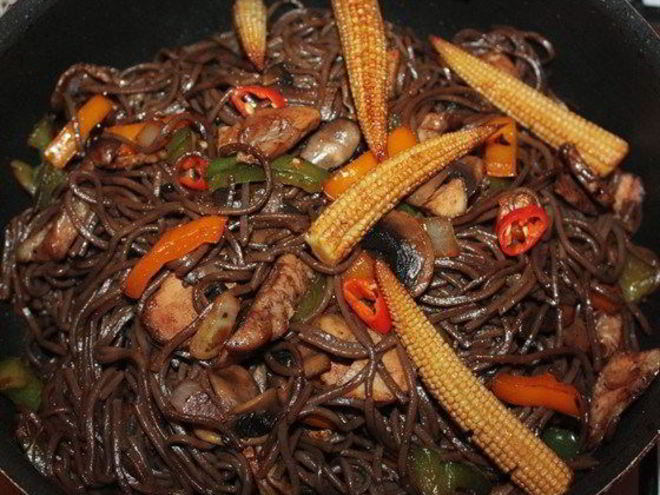 Рецепт гречневой лапши с курицей-терияки