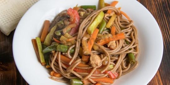 Гречневая лапша с овощами и курицей