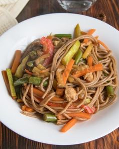 Гречневая лапша с овощами и курицей