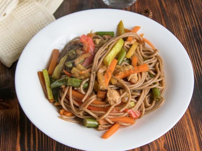 Рецепт гречневой лапши с овощами и курицей