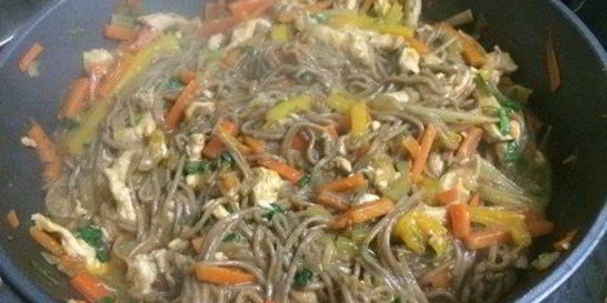 Гречневая лапша с овощами, курицей и зеленью