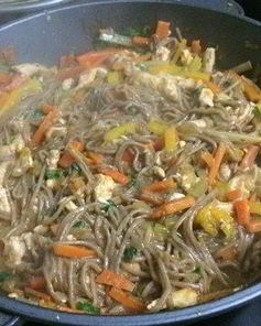 Гречневая лапша с овощами, курицей и зеленью