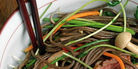 Гречневая лапша с овощами, уткой и древесными грибами