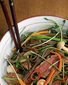 Гречневая лапша с овощами, уткой и древесными грибами