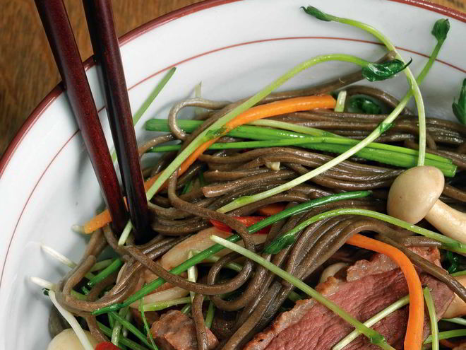 Рецепт гречневой лапши с овощами, уткой и древесными грибами