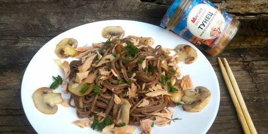 Гречневая лапша с тунцом и грибами