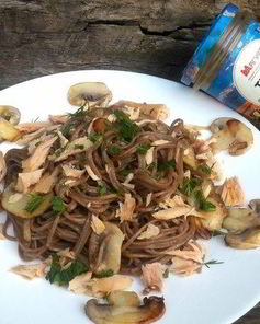 Гречневая лапша с тунцом и грибами