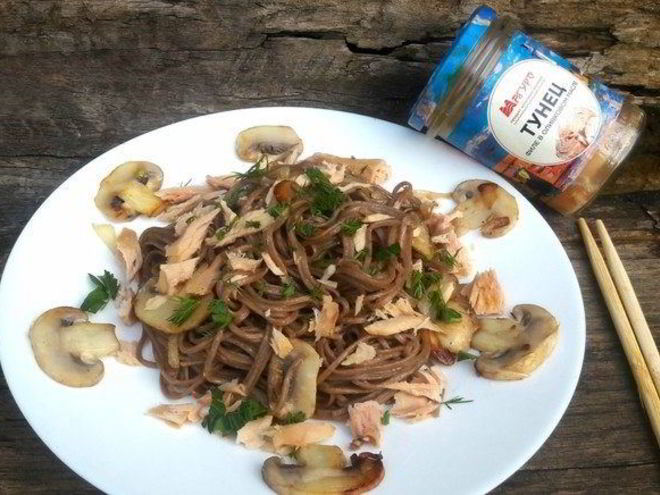 Рецепт гречневой лапши с тунцом и грибами