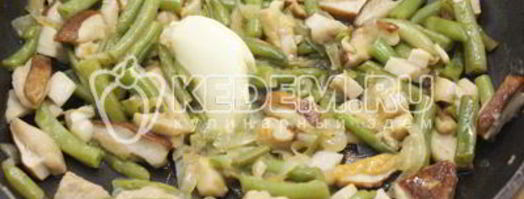 белые грибы со стручковой фасолью. Шаг 6