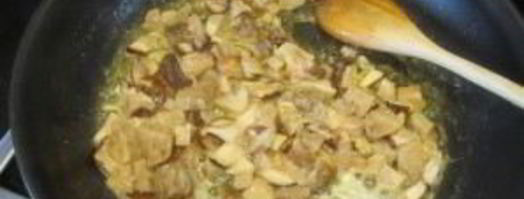 белые грибы в сметане. Шаг 3